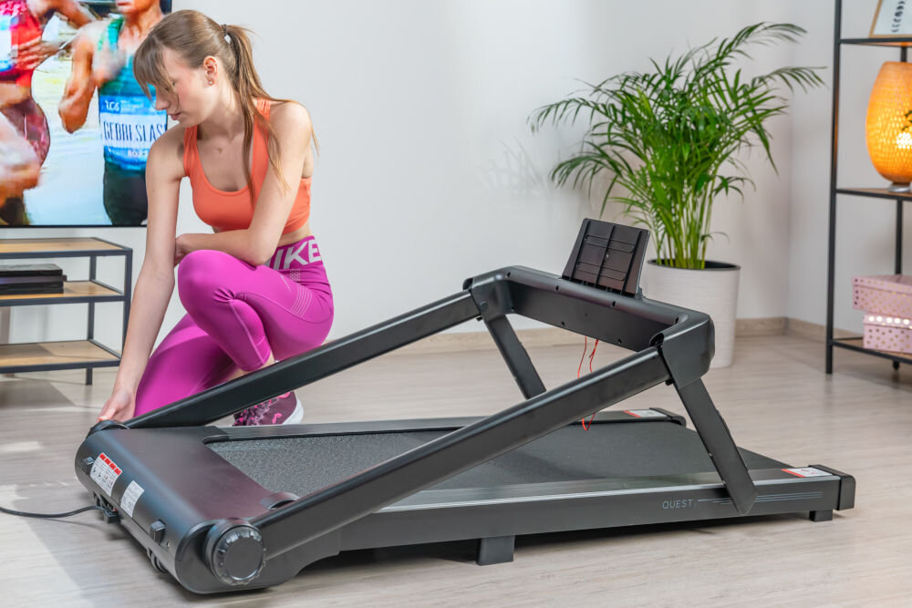 Bieżnia elektryczna S-LINE Quest 1490W 12km/h osoba biegnąca po bieżni prędkość od 0,8 do 12 km masz bieganie