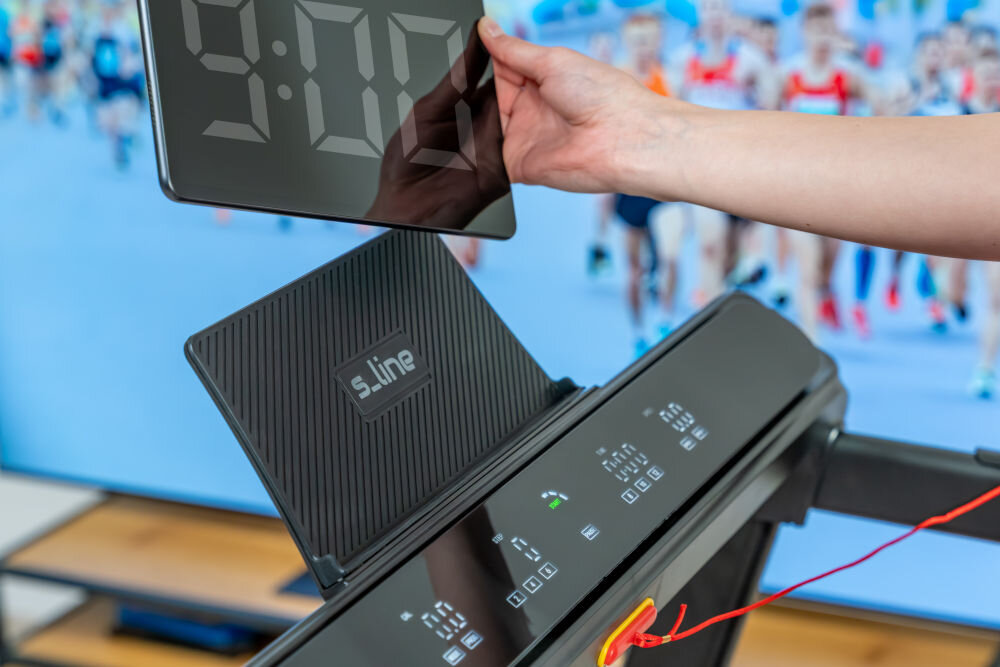 Bieżnia elektryczna S-LINE Quest 1490W 12km/h tablet umieszczony na półce 15 programów treningowych tryb manualny trening dopasowany do celów