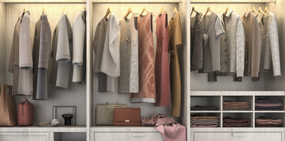 Szafa z trzema sekcjami, wypełniona różnorodnymi ubraniami na wieszakach, w tym płaszczami i sukienkami. Na dolnych półkach znajdują się złożone ubrania oraz torebki.
