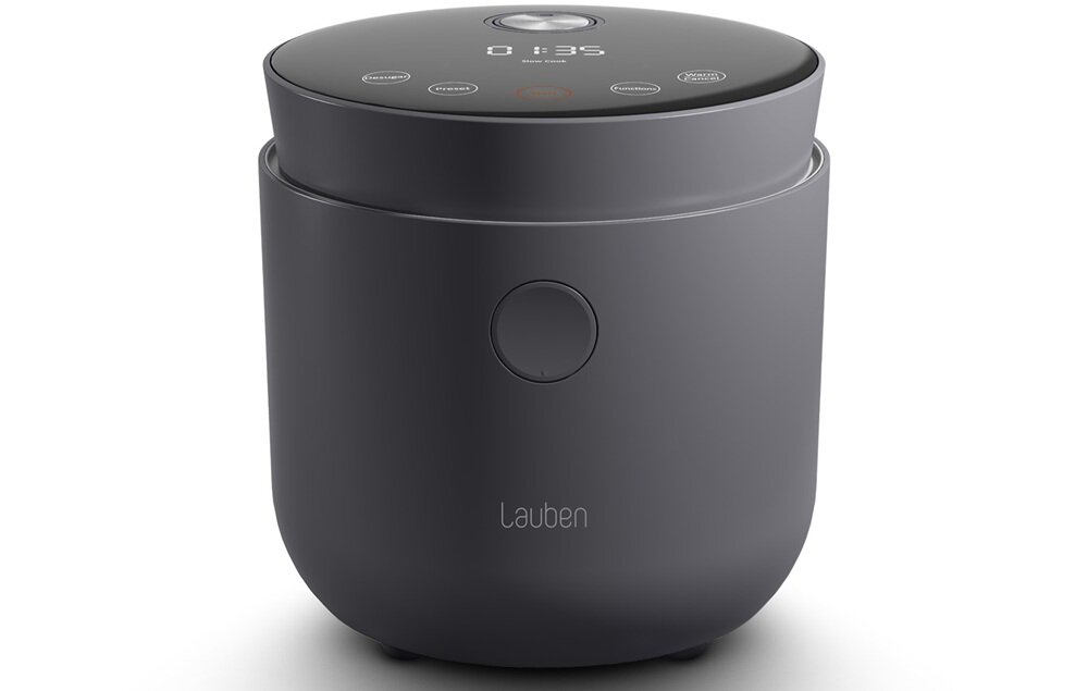 Ciemnoszary ryżowar o cylindrycznym kształcie z wyświetlaczem cyfrowym na górze. Na przodzie widoczne jest logo \'Lauben\'.