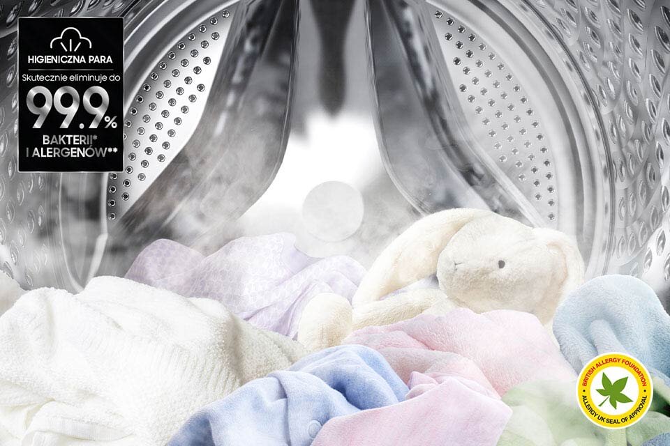 Wnętrze bębna pralki z widocznymi kolorowymi tkaninami i pluszowym królikiem. Na obrazie znajduje się tekst: \'HIGIENICZNA PARA Skutecznie eliminuje do 99.9% BAKTERII I ALERGENÓW\'.