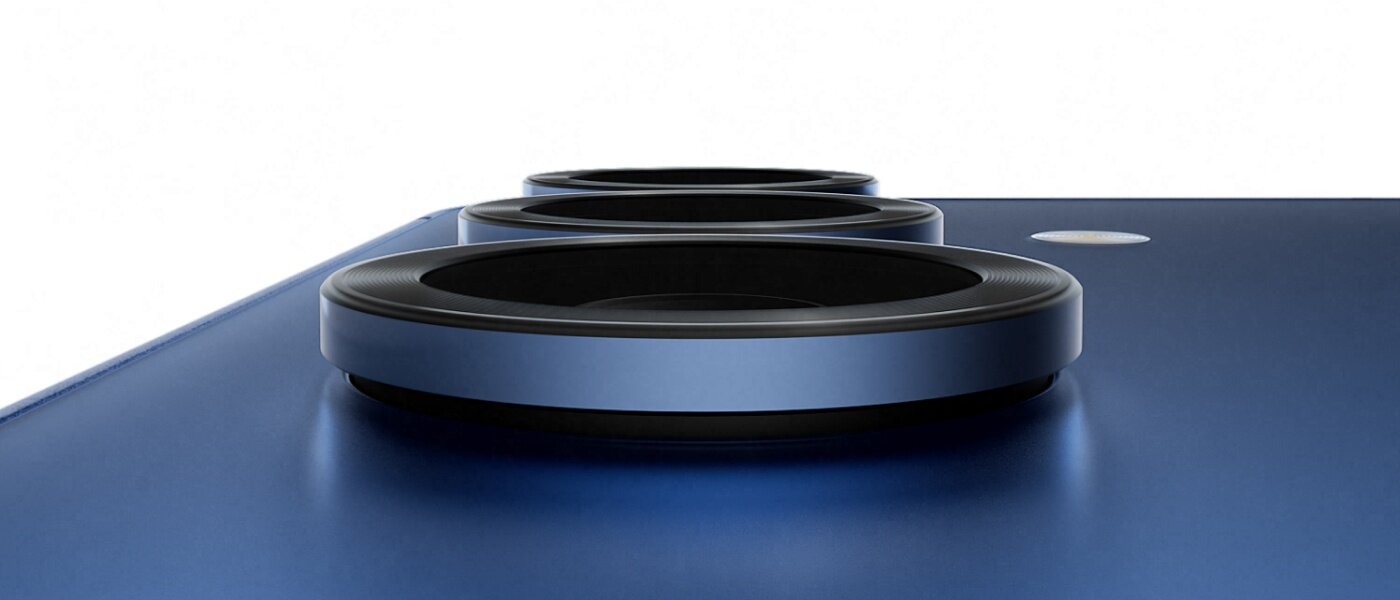 Obiektywy aparatu Galaxy S25+ pojawiają się w zbliżeniu, a całe urządzenie obraca się, ukazując tylną część. Kolejne urządzenie widoczne jest za nim od strony głównego ekranu, prezentując przednią kamerę.