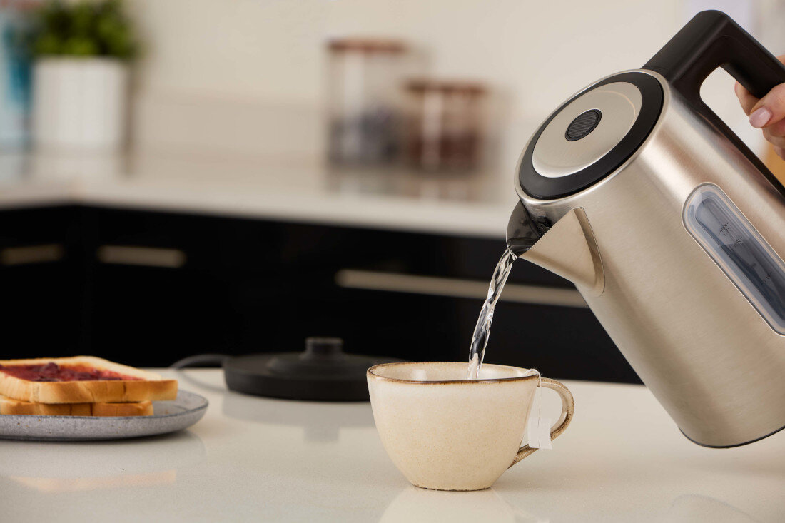 Czajnik RUSSELL HOBBS Heaton 27380-70 otwierana pokrywa okienko miarka ilość woda potrzeby moc kawa herbata