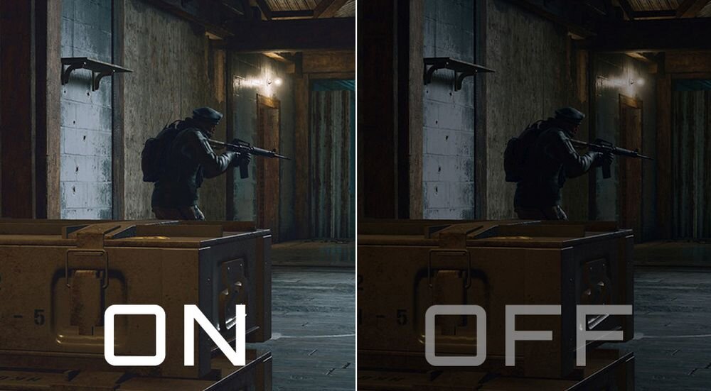 Obraz przedstawia porównanie dwóch scen z gry wideo, z napisem \'ON\' po lewej i \'OFF\' po prawej stronie. W obu scenach widać postać z karabinem w ciemnym pomieszczeniu z drewnianymi elementami i skrzynią na pierwszym planie.