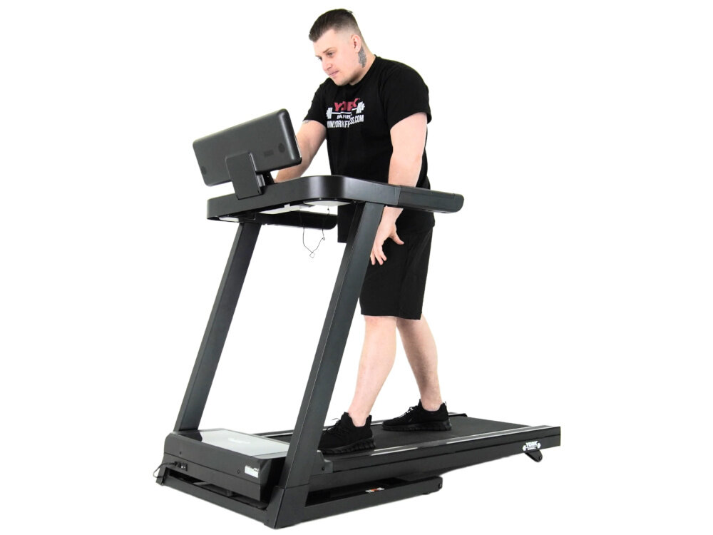 Bieżnia elektryczna YORK FITNESS HT5 1470W 18km-h białe tło osoba w czarnym stroju sportowym idzie na bieżni trening w domu wszechstronne zastosowanie kondycja zdrowie trening cardio