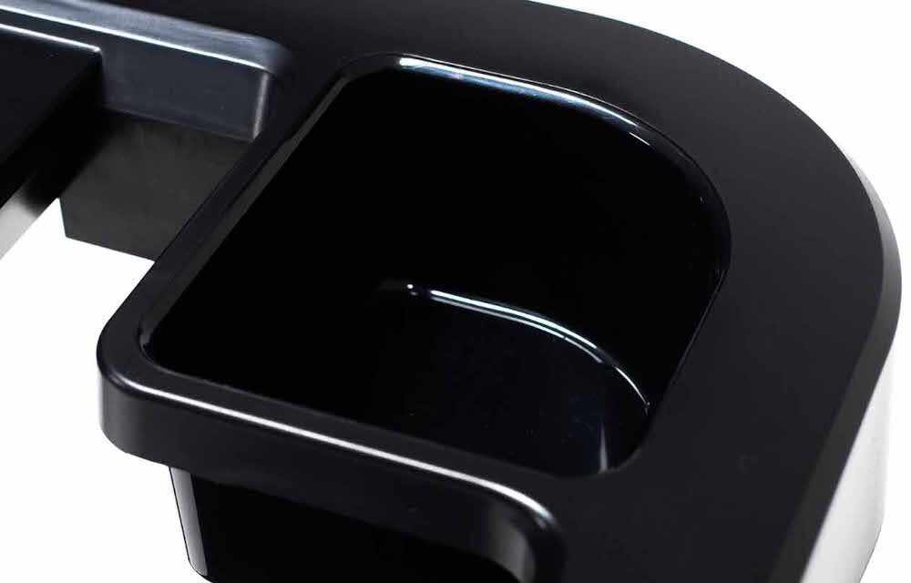 Bieżnia elektryczna YORK FITNESS HT5 1470W 18km-h zbliżenie na uchwyt na butelkę białe tło uchwyt na butelkę półka na urządzenia smart zwiększają komfort ćwiczeń trening jest bardziej uporządkowany oraz funkcjonalny