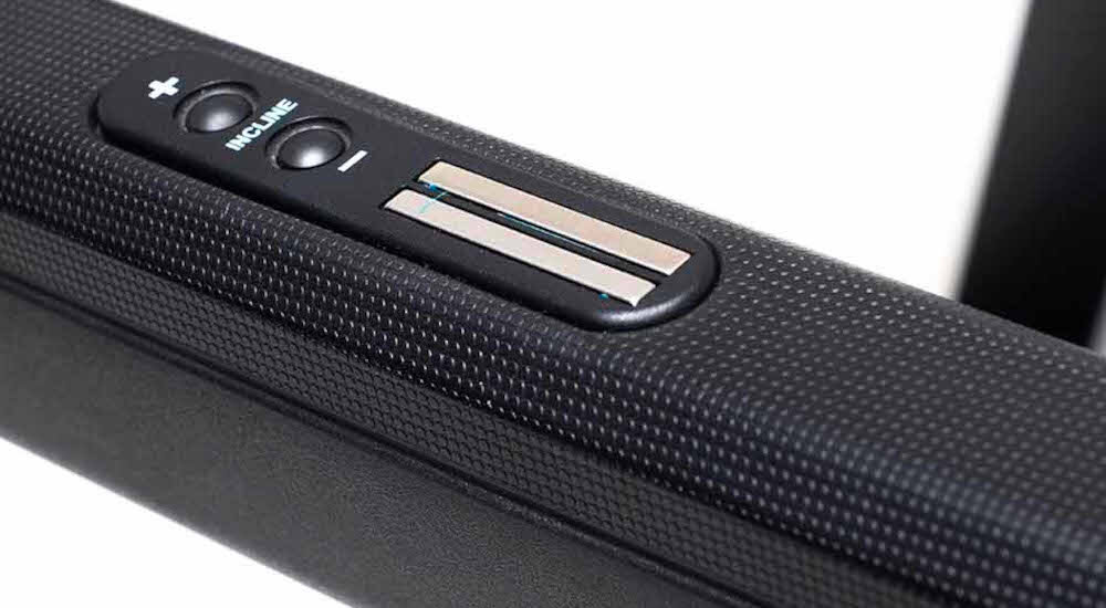 Bieżnia elektryczna YORK FITNESS HT5 1470W 18km-h zbliżenie na czujniki pulsu białe tło ręczne czujniki pulsu bieżące monitorowanie częstotliwości akcji serca można kontrolować intensywność treningu dopasować tempo do swojego poziomu kondycji bezpieczne ćwiczenia cardio