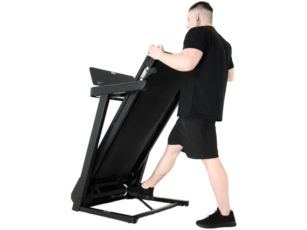 Bieżnia elektryczna YORK FITNESS HT5 1470W 18km-h białe tło osoba w czarnym stroju sportowym składa bieżnię mechanizm z hydraulicznym ramieniem Soft Drop można złożyć bieżnię po treningu przenoszenie jest łatwe i wygodne wymiary po złożeniu 132 x 75 x 110 cm