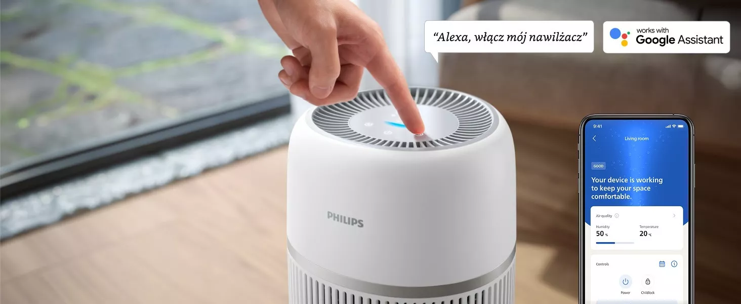 Na zdjęciu widać nawilżacz powietrza marki PHILIPS, na którego panelu dotykowym znajduje się palec. Obok urządzenia widoczny jest smartfon z aplikacją pokazującą wilgotność 50% i temperaturę 20°C oraz tekst \'Your device is working to keep your space comfortable.\'