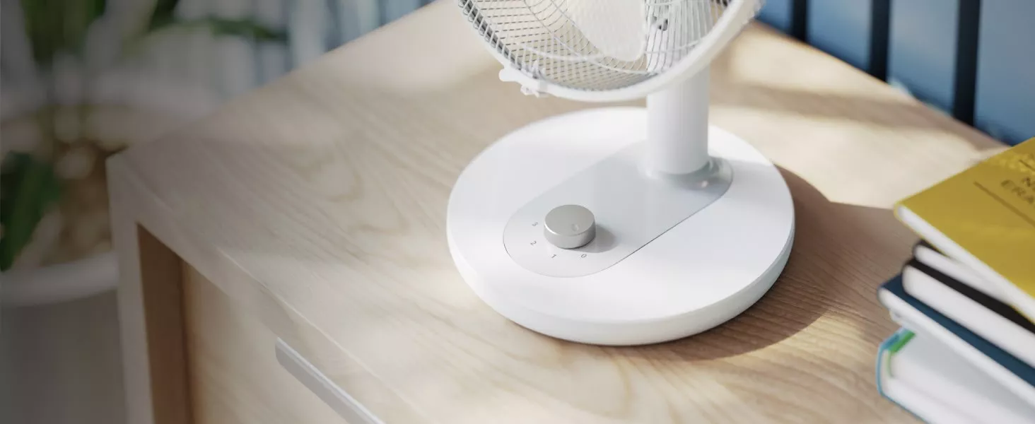Zbliżenie na stabilną podstawę wentylatora biurkowego Philips