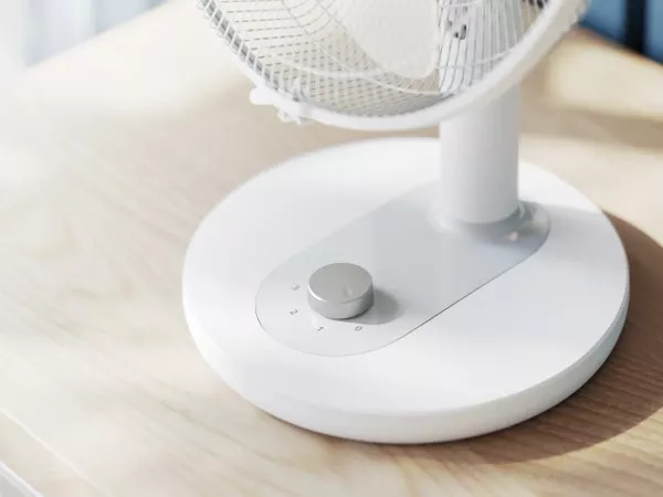 Zbliżenie na stabilną podstawę wentylatora biurkowego Philips