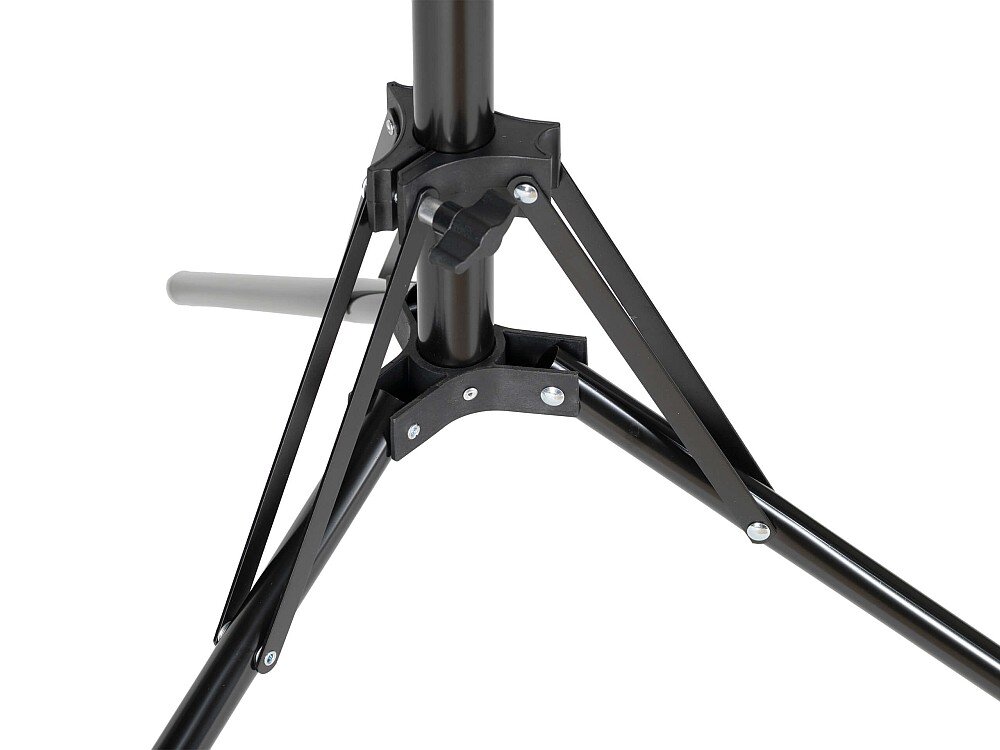 Czarny statyw oświetleniowy z metalowymi elementami konstrukcyjnymi i regulacją wysokości. Widoczne są śruby mocujące i mechanizm blokujący.
