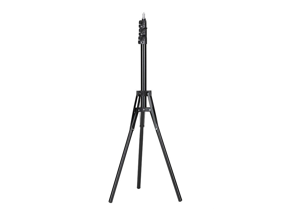 Czarny statyw oświetleniowy z trzema rozkładanymi nogami i regulowaną wysokością. Statyw posiada kilka sekcji blokowanych zaciskami.