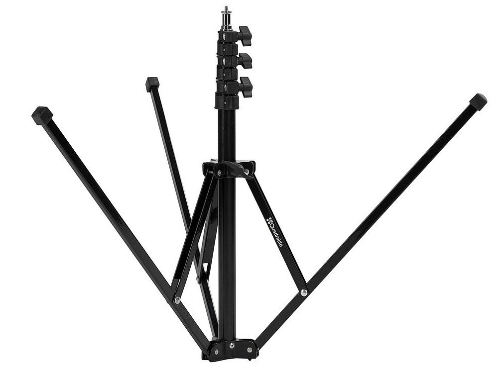 Czarny statyw oświetleniowy z kilkoma sekcjami regulacyjnymi i rozłożonymi nogami. Na statywie widoczne jest logo \'Quadralite\'.