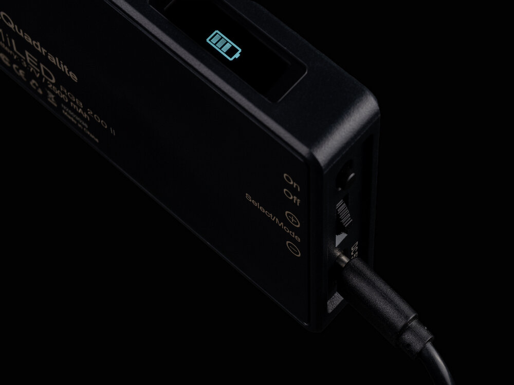 Quadralite MiLED RGB 200 II ladowanie bezprzewodowe Qi funkcja powerbank USB-C