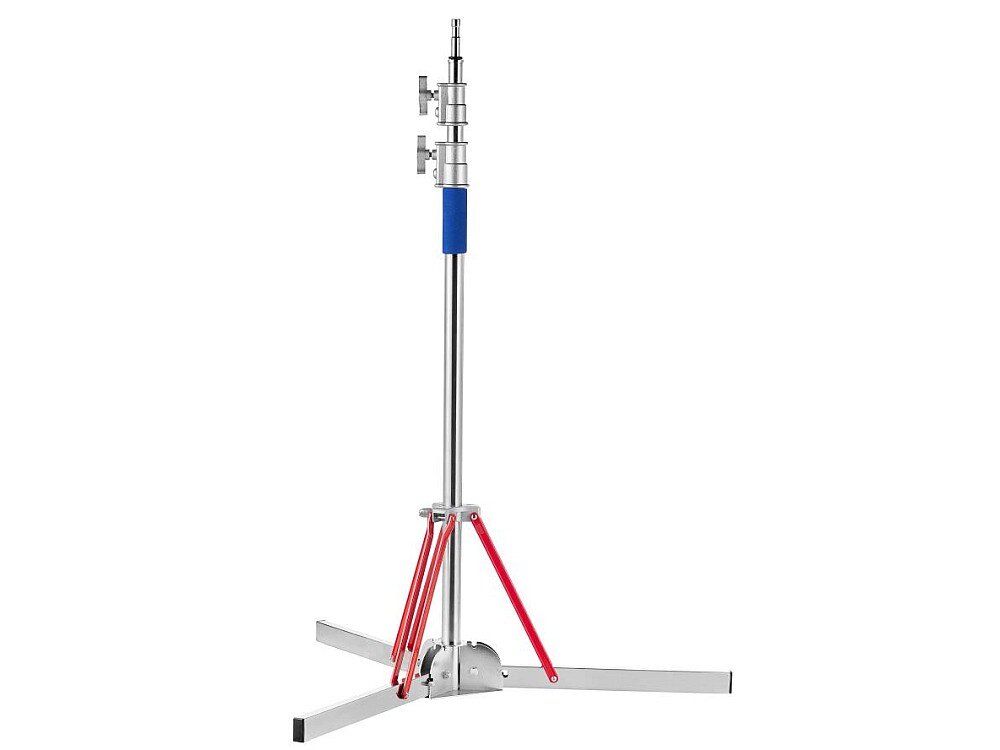 Na obrazie widoczny jest statyw oświetleniowy z metaliczną konstrukcją i niebieskim uchwytem. Statyw posiada trzy nogi wsparte czerwonymi wspornikami.