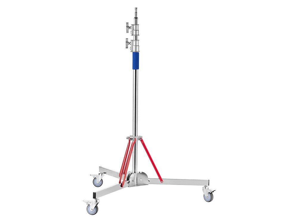 Na obrazie widoczny jest statyw oświetleniowy z metalową konstrukcją i trzema nogami na kółkach. Statyw ma niebieski uchwyt i czerwone wsporniki.