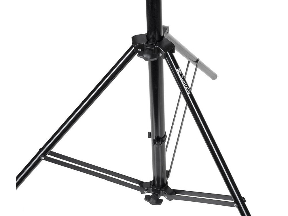 Czarny statyw oświetleniowy z widocznym logo \'quadralite\' na jednej z nóg. Statyw ma solidną konstrukcję z metalowymi elementami i regulowanymi nogami.