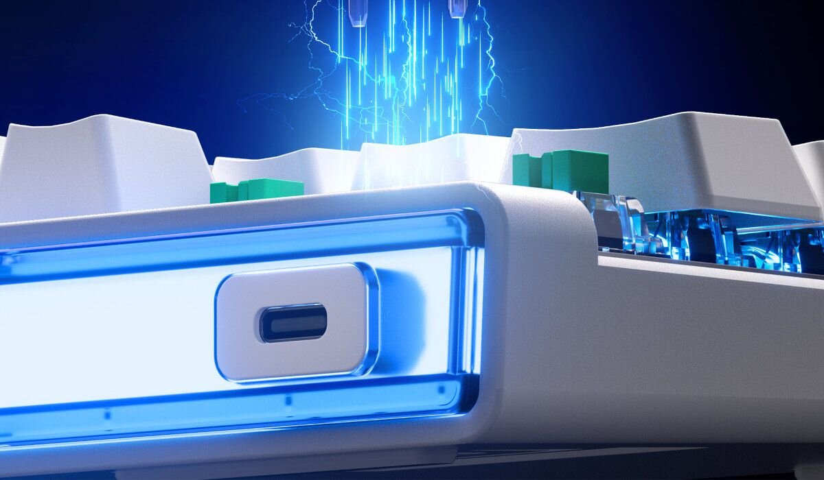 Zbliżenie na fragment klawiatury z podświetleniem LED w kolorze niebieskim i widocznym portem USB-C. W tle widać efekty świetlne przypominające błyskawice nad klawiszami.