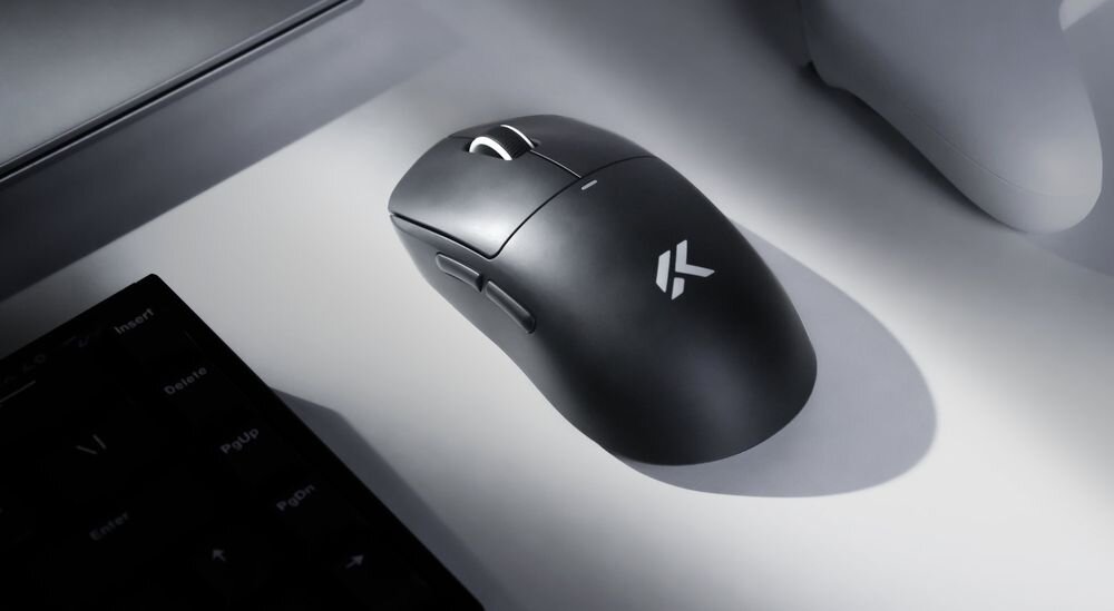Mysz MCHOSE A5 V3 Ultra kabel USB-A / USB-C długości 180 cm komfortowe zarządzanie przewodem - mysz na jasnym blacie obok klawiatury i gamepada