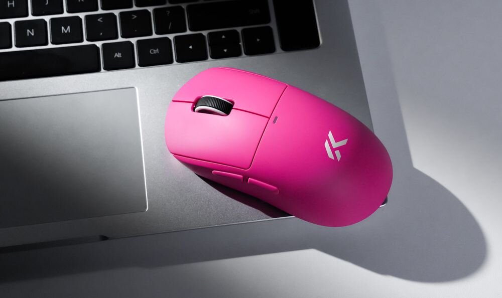 Mysz MCHOSE A5 V3 Ultra Symetryczny kształt myszy małych i średnich dłoniach różnych stylach chwytu, takich jak palm, claw i fingertip Profil obudowy naturalne ułożenie dłoni Wyważona forma - mysz na obudowie laptopa od góry