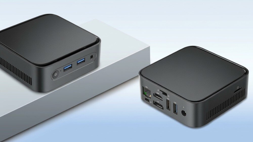 Komputer BLACKVIEW MP50 Dwa urządzenia mini PC ukazujące przednią oraz tylną część obudowy z zestawem portów połączeniowych