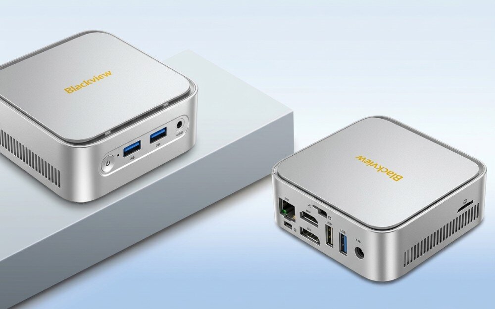 Komputer BLACKVIEW MP50 Dwa urządzenia mini PC ukazujące przednią oraz tylną część obudowy z zestawem portów połączeniowych