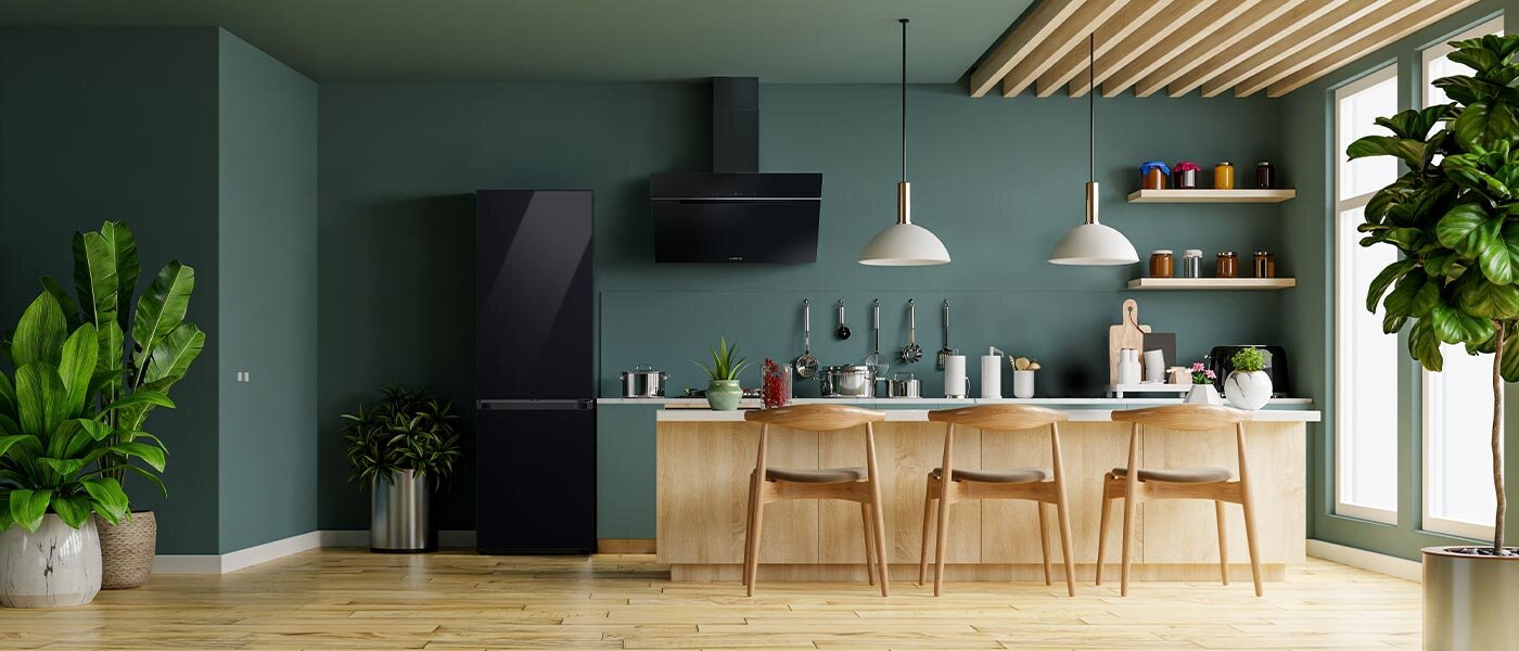 Lodówka z dolnym zamrażalnikiem Samsung RB34C7B5D22 sprzedawana jest z zamontowanymi panelami drzwiowymi w kolorze głębokiej czerni