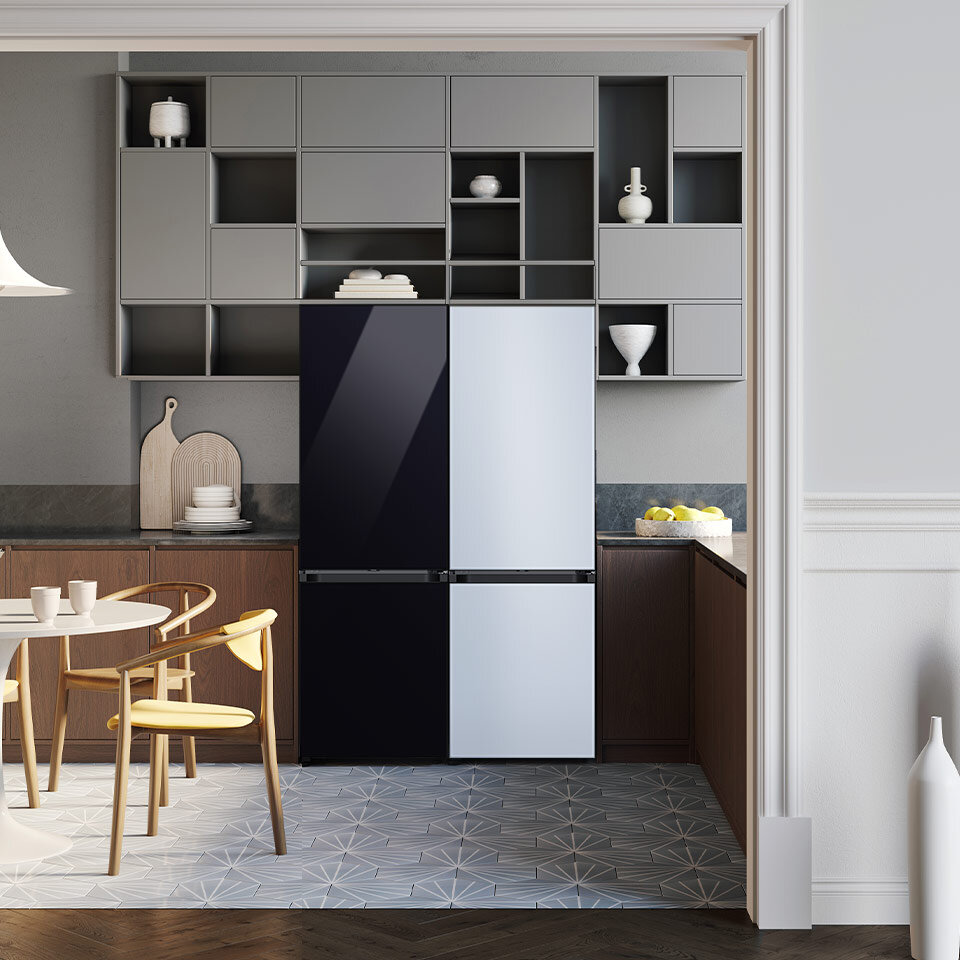 Dwudrzwiowa lodówka Samsung RB34C7B5D22 z oferty Media Expert o wysokości 185 cm i z drzwiami w kolorze głębokiej czerni  – na zdjęciu zestawiono ją z drugą taką samą, tylko w wykończeniu w satynowym błękicie