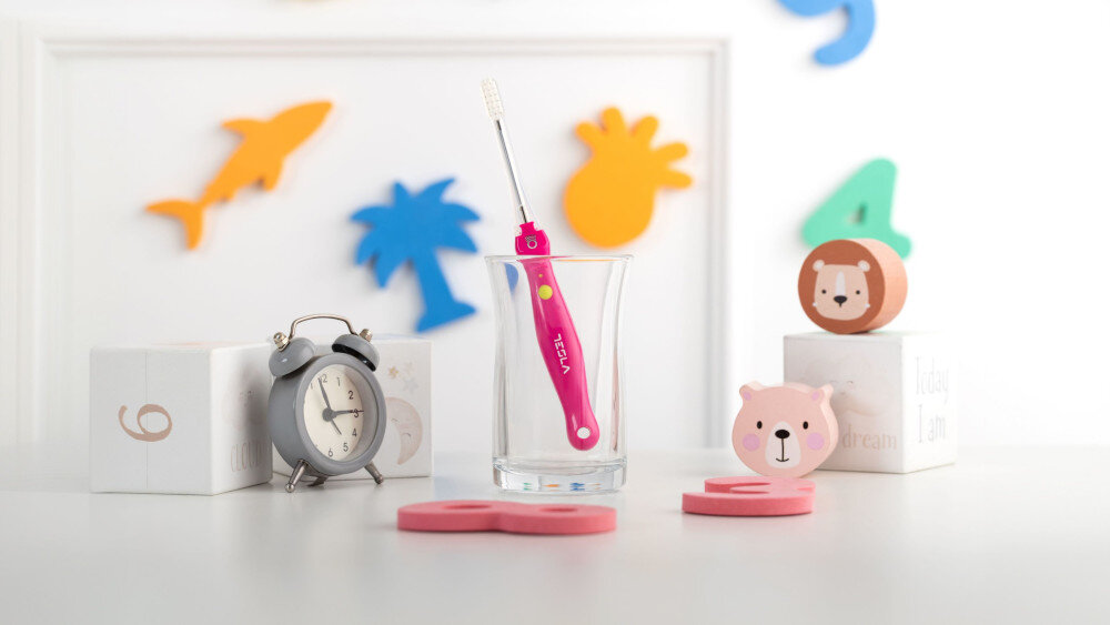 Szczoteczka do zębów TESLA Kids TMT8P Różowy zdjęcie lifestyle Skuteczna dzięki technologii dziecko myje we własnym tempie i samo kontroluje nacisk