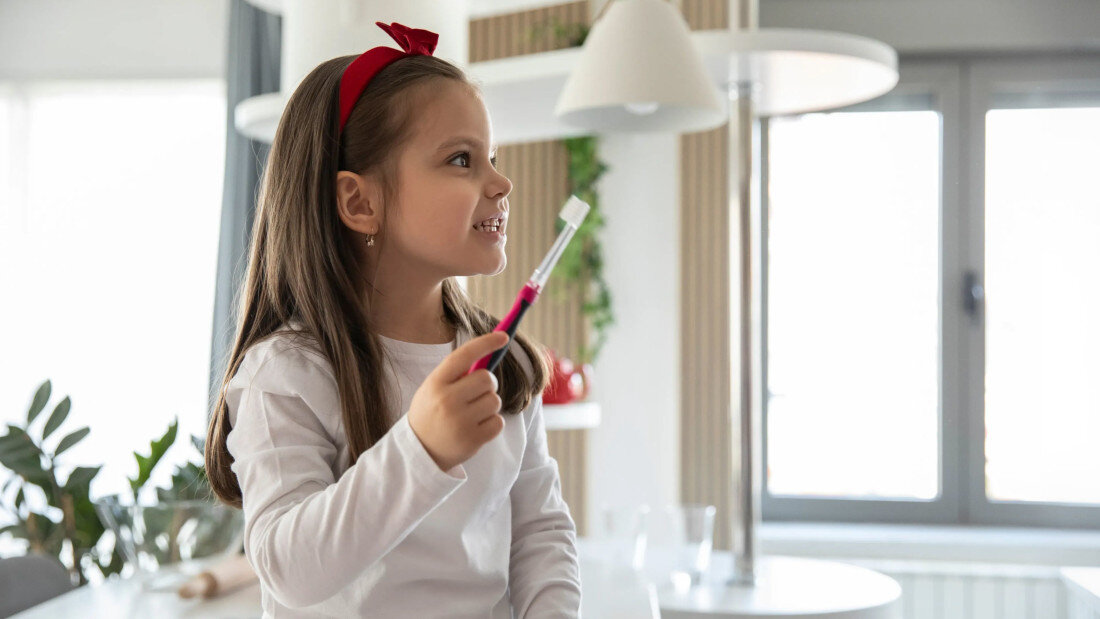 Szczoteczka do zębów TESLA Kids TMT8Y Żółty zdjęcie lifestyle  Dopasowana do małej buzi poręczny kształt wygodnie leży w małej dłoni