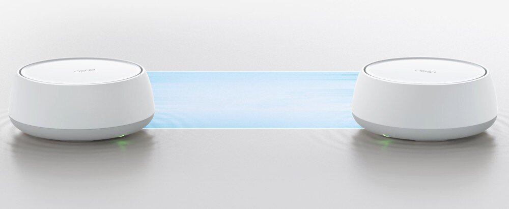 Router TP-LINK Deco BE22 Dwa okrągłe urządzenia sieciowe połączone poziomym, jasnoniebieskim strumieniem światła symbolizującym sygnał, agregacja łączy, złącza, połączenie