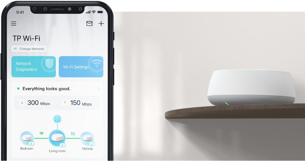 Router TP-LINK Deco BE22 Ekran smartfona z aplikacją 'TP Wi-Fi' wyświetlającą status sieci obok urządzenia stojącego na półce, osobna sieć, urządzenia IoT