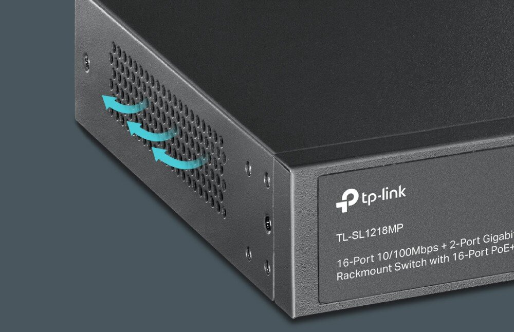 Switch TP-LINK TL-SL1218MP V2 Zbliżenie na lewy przedni narożnik przełącznika z widocznym logo i oznaczeniem modelu, a także boczna kratka wentylacyjna z trzema jasnoniebieskimi strzałkami, złącza, parametry, przepustowość