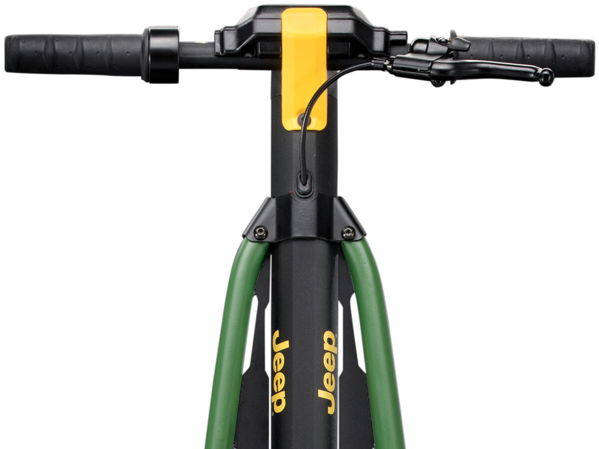 Kierownica hulajnogi elektrycznej z czarnymi uchwytami i żółtym elementem na środku. Na pionowej części widoczne jest logo \'Jeep\'.