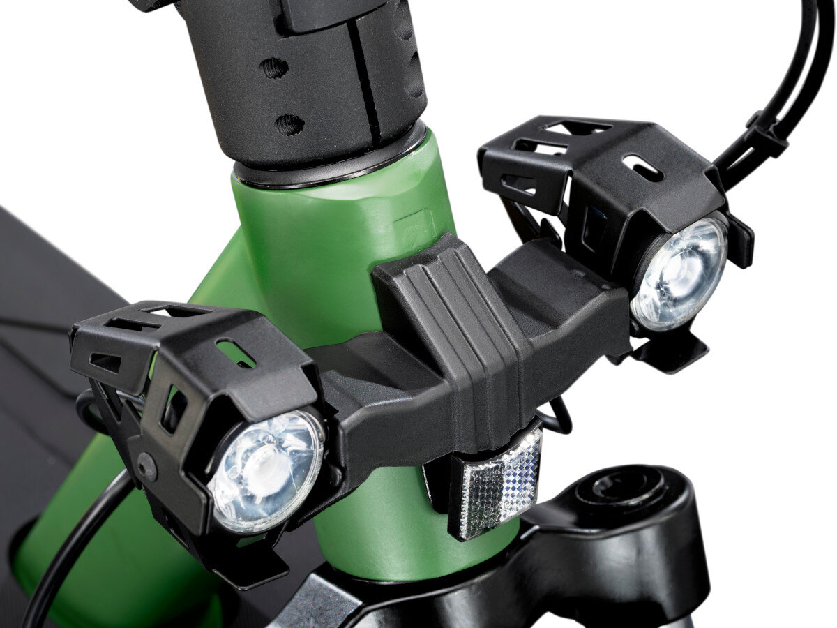 Zbliżenie na przednią część hulajnogi elektrycznej z zielonym elementem i dwoma reflektorami LED. Widoczne są także czarne elementy konstrukcyjne i przewody.