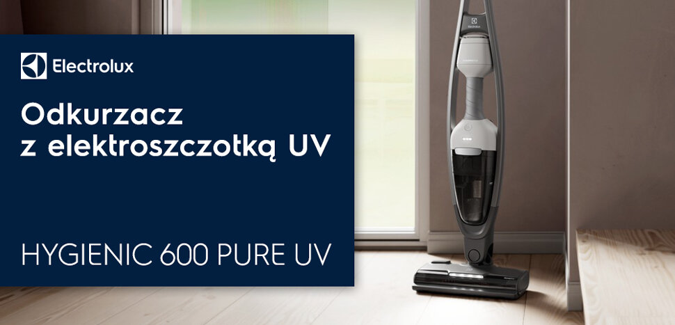 Na obrazie znajduje się odkurzacz stojący na podłodze obok okna. Obok widoczna jest ciemnoniebieska tablica z tekstem: \'Electrolux Odkurzacz z elektroszczotką UV HYGIENIC 600 PURE UV\'.