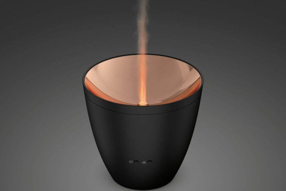 Czarny aromatyzer o eleganckim, zaokrąglonym kształcie z widoczną parą unoszącą się z wnętrza. Na powierzchni znajdują się dwa małe symbole wskazujące na funkcje urządzenia.