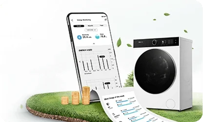Obraz przedstawia pralkę z dużym, czarnym bębnem oraz smartfon z aplikacją pokazującą statystyki zużycia energii. Na pierwszym planie widoczne są monety i wydruk z wykresami, a w tle znajduje się zielona powierzchnia z liśćmi.