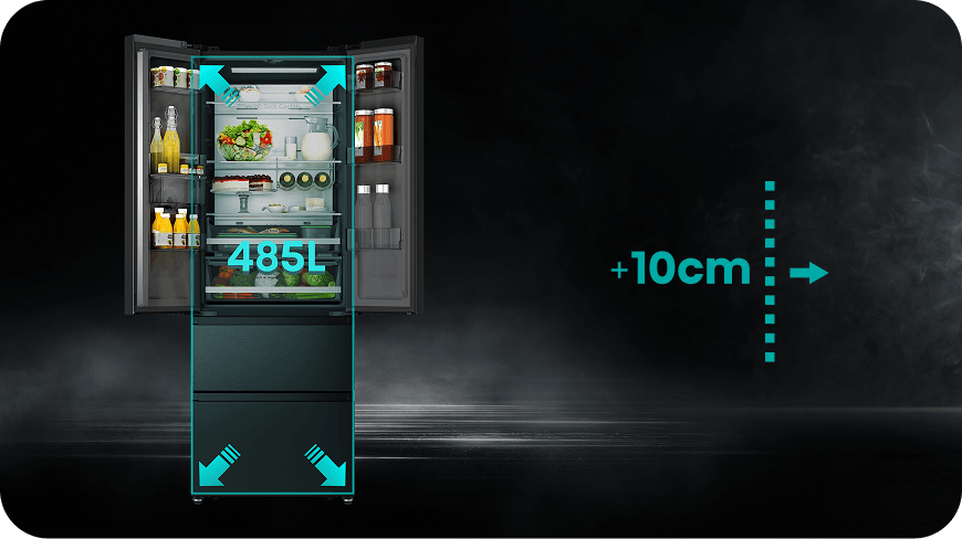 Otwarta lodówka z widocznymi produktami spożywczymi, napojami i oznaczeniem pojemności 485L. Obok lodówki znajduje się napis \'+10cm\' z symbolem strzałki.