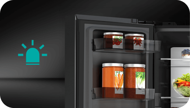 Otwarta lodówka z widocznymi słoikami z przetworami na drzwiach. Obok lodówki znajduje się ikona niebieskiego alarmu.