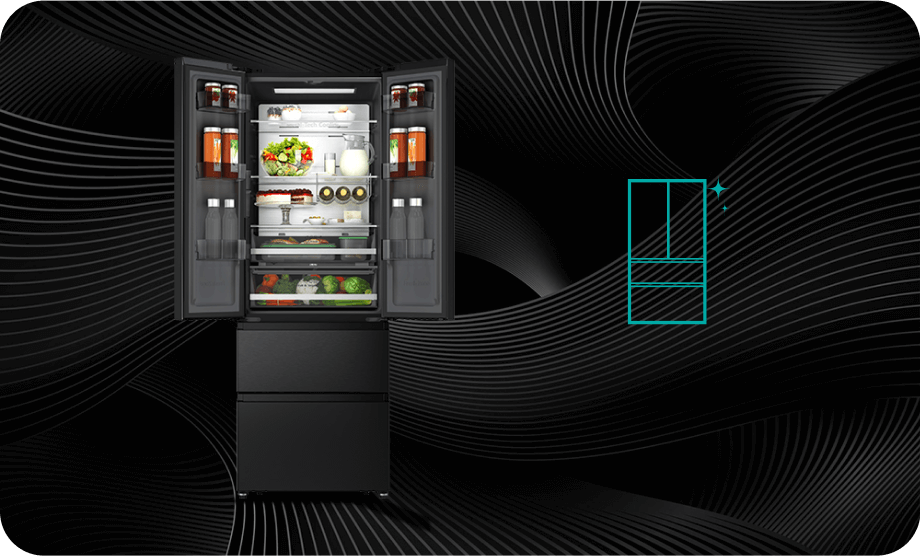 Czarna lodówka z otwartymi drzwiami, ukazująca wnętrze z różnorodnymi produktami spożywczymi. W tle widoczny jest abstrakcyjny wzór z falistymi liniami oraz schemat lodówki z symbolem plusa.