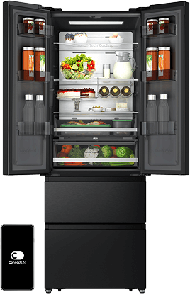 Czarna lodówka z otwartymi drzwiami, ukazująca wnętrze z półkami pełnymi jedzenia i napojów. Na dole znajdują się dwie szuflady, a obok lodówki widoczne jest logo \'media expert\'.