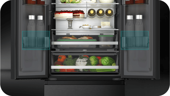 Otwarta lodówka z widocznymi półkami, na których znajdują się różne produkty spożywcze, w tym ciasta, warzywa i napoje. Na drzwiach lodówki umieszczone są butelki oraz pojemniki na drobne produkty.