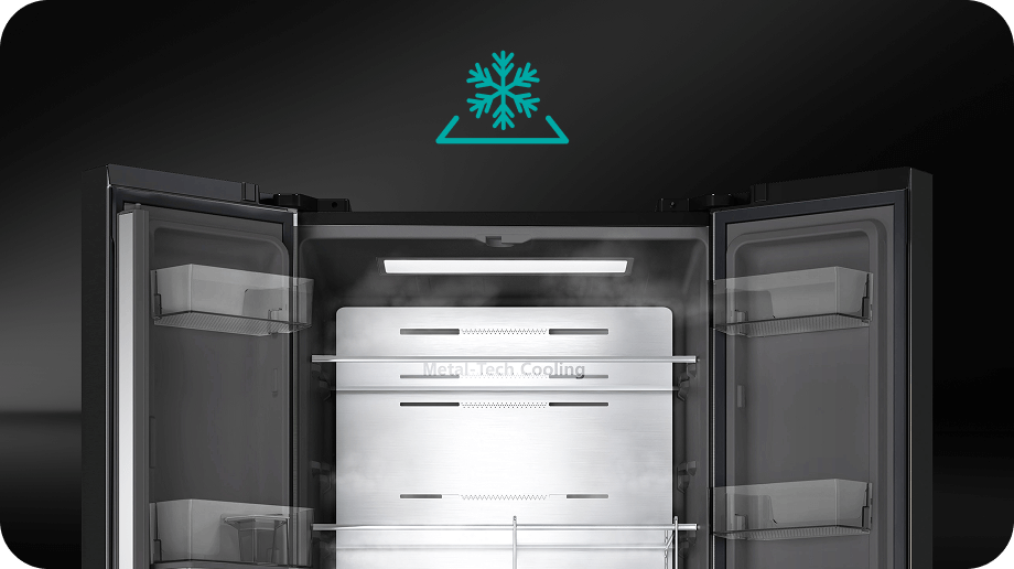 Otwarta lodówka z widocznymi półkami i napisem \'Metal Tech Cooling\' na tylnej ściance. Nad lodówką znajduje się symbol płatka śniegu z trójkątem.