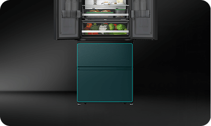 Czarna lodówka z otwartymi górnymi drzwiami, ukazująca wnętrze z półkami pełnymi warzyw i butelek. Dolna część lodówki jest zamknięta, a tło jest ciemne.