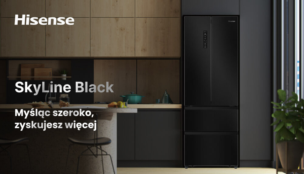 Czarna lodówka stoi w nowoczesnej kuchni z drewnianymi szafkami. Na obrazie widoczny jest tekst: \'Hisense SkyLine Black Myśląc szeroko, zyskujesz więcej\'.