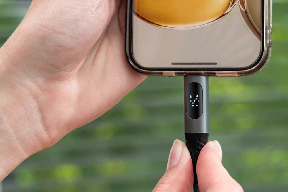 Kabel USB-C - USB-C XLINE z wyświetlaczem LCD 100W 1.5 m Szary podłączony do smartfona zbliżenie na wyświetlacz aktualna moc oszczędność energii ochrona przed przeładowaniem