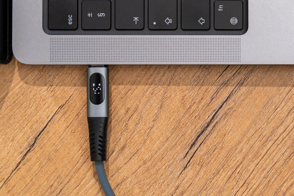 Kabel USB-C - USB-C XLINE z wyświetlaczem LCD 100W 1.5 m Szary podłączony do laptopa zbliżenie na wyświetlacz moc do 100 W prędkość do 480 mb/s