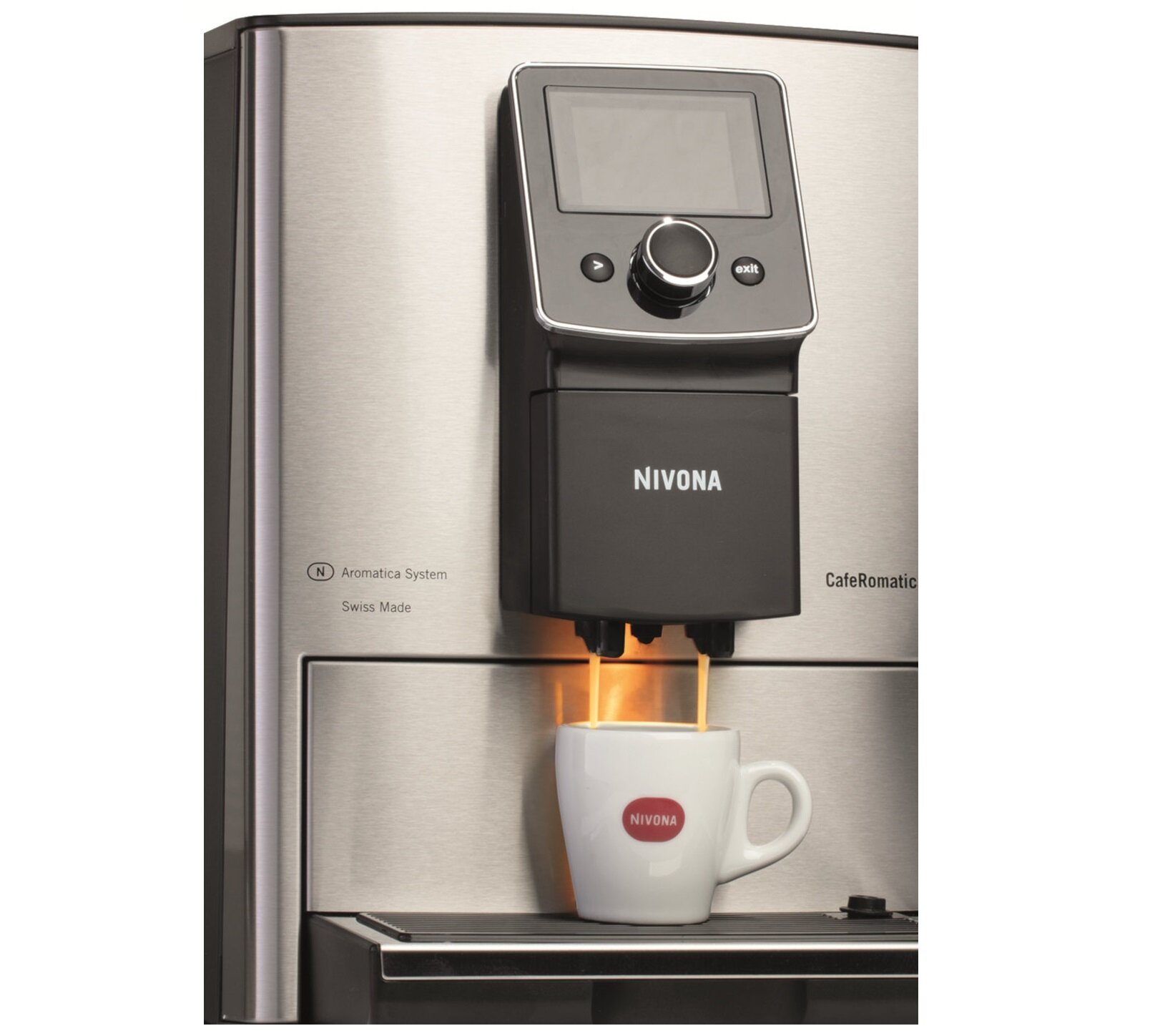 Ekspres do kawy z wyświetlaczem i pokrętłem, z którego wylewa się kawa do filiżanki z logo NIVONA. Na obudowie widoczne napisy: \'Aromatica System\', \'Swiss Made\', \'CafeRomatica\'.